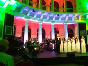 Pokaż zdjęcie: Artyści