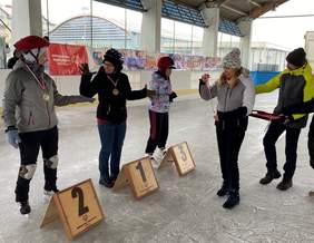 Pokaż zdjęcie: Dekoracja zwycięzców turnieju