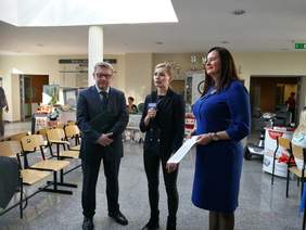 Pokaż zdjęcie: Pan Łukasz Żmuda - Dyrektor Oddziału Opolskiego PFRON i  pani Violetta Porowska - Wicewojewoda Opolski udzielają wywiadu