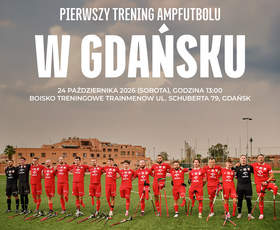 Plakat zapowiadający pierwszy trening ampfutbolu w Gdańsku, 24 października 2026 r. Na plakacie znajduje się zdjęcie drużyny piłkarskiej w czerwonych strojach, stojącej na boisku.