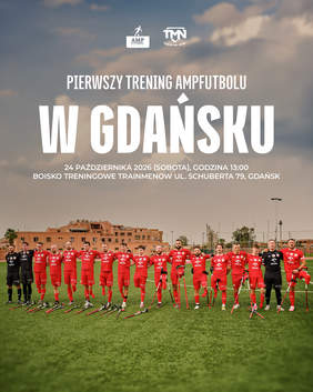 Pokaż zdjęcie: Plakat zapowiadający pierwszy trening ampfutbolu w Gdańsku, 24 października 2026 r. Na plakacie znajduje się zdjęcie drużyny piłkarskiej w czerwonych strojach, stojącej na boisku.