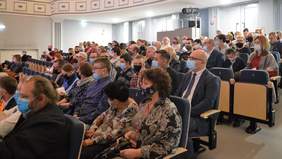 Pokaż zdjęcie: w dużej, przestronnej sali siedzi kilkadziesiąt osób w rzędach 