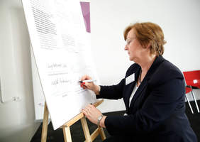 Pokaż zdjęcie: Teresa Hernik - Prezes PFRON podpisuje Kartę Różnorodności