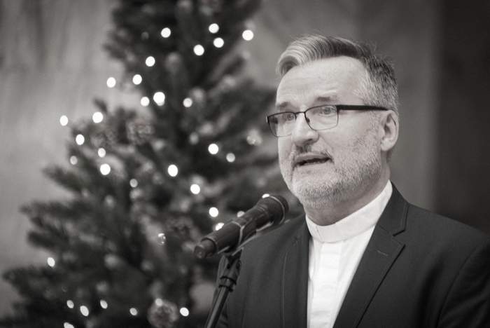 Pokaż zdjęcie: Mężczyzna w okularach na tle choinki