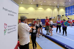 Zawodniczki przed startem w zawodach stoją na matach