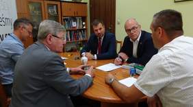 Pokaż zdjęcie: na zdjęciu: Marek Kieler - Starosta Wieluński i Krzysztof Dziuba Wicestarosta, PFRON reprezentowali: Władysław Skwarka Dyrektor Oddziału Łódzkiego PFRON, Jarosław Madaj - Pełnomocnik PFRON, Przemysław Suligorski - Specjalista 