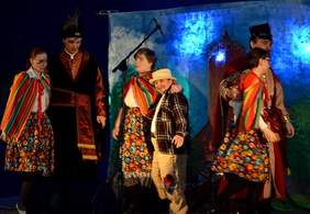 Pokaż zdjęcie: przedstawienie artystyczne uczestników 