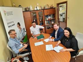 Pokaż zdjęcie: Podpisanie umowy z Powiatem Kutnowskim 