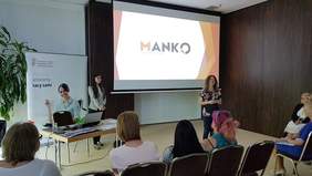 Pokaż zdjęcie: Przedstawiciele Stowarzyszenia MANKO podczas wystąpienia