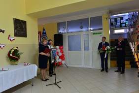 Pokaż zdjęcie: Dyrektor Marta Mordarska przekazała gratulacje na ręce dyrekcji 