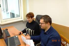 Pokaż zdjęcie: Dwie osoby siedzące przy laptopie