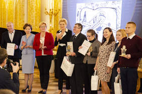 Pokaż zdjęcie: Laureaci kategorii ryrsunek pozują do zdjęcia