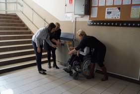 Pokaż zdjęcie: Oddanie do użytku platformy przyschodowej dofinansowanej ze środków PFRON dla Szkoły Podstawowej nr 1 w Wieleniu