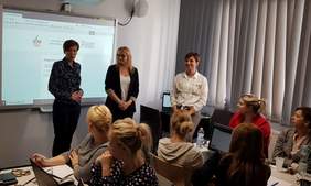 Pokaż zdjęcie: Anna Skupień, dyrektor Oddziału Wielkopolskiego PFRON przywitała uczestników szkolenia warsztatowego w Poznaniu z wdrażania Systemu SOW