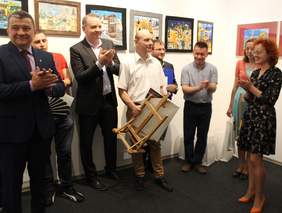 Pokaż zdjęcie: Uczestnicy wernisażu w Przemyślu