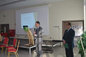 Pokaż zdjęcie: Powitanie gości przemawia Starosta Andrzej Wiczkowski obok Mieczysław Kowalczyk