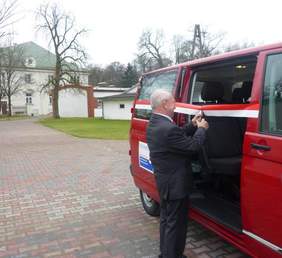 Pokaż zdjęcie: Uroczyste przekazanie samochodu Tadeusz Sikora Dyrektor DPS w Gościeradowie