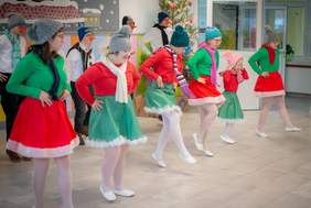 Pokaż zdjęcie: Występ artystyczny podczas otwarcia sali Sensira w Żywcu