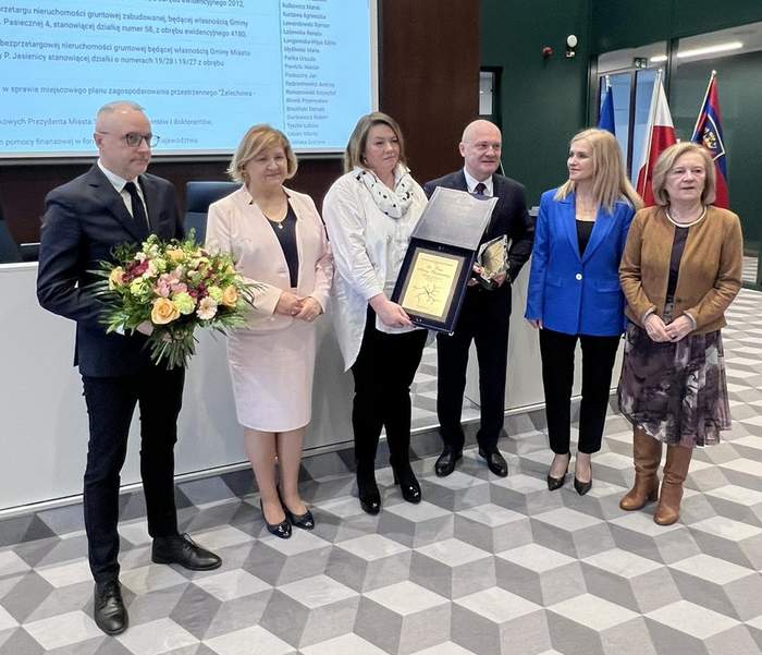 Pokaż zdjęcie: Wręczenie wyróżnienia