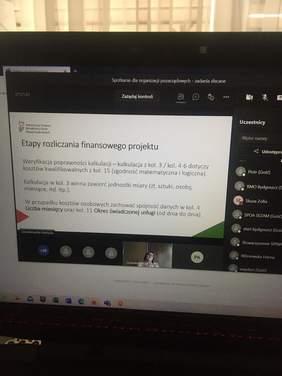 Pokaż zdjęcie: Prowadzące spotkanie, zwróciły zebranym uwagę na istotne sprawy związane z rozliczeniami