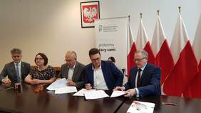 Pokaż zdjęcie: Podpisanie umowy z Powiatem Starachowickim