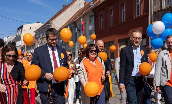Pokaż zdjęcie: Dyrektor Oddziału oraz Burmistrz Wschowy wraz ze Starostą Wschowskim na czele marszu