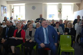 Pokaż zdjęcie: Uczestnicy uroczystości otwarcia Zakładu Aktywizacji Zawodowej "Wytwórnia" w Białymstoku.