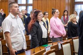 W ławach dla radnych stoją mężczyzna i trzy kobiety.