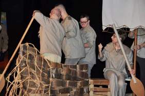 Artyści na scenie, podczas wystawiania sztuki