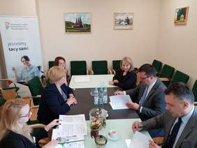 Pokaż zdjęcie: Pierwsza umowa w 2019 r. w ramach programu „STABILNE ZATRUDNIENIE – osoby niepełnosprawne w administracji i służbie publicznej” zawarta z Powiatem Krakowskim