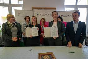 Pokaż zdjęcie: Zawarcie umowy pomiędzy Województwem Małopolskim, a Fundacją „Ilios” Słońce Szczęścia z Gładyszowa