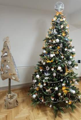 Pokaż zdjęcie: Choinka w barwach logo warsztatu