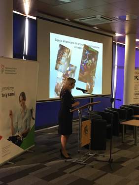 Pokaż zdjęcie: Pani Beata Mendry Dyrektor Zespołu Szkół nr 19 w Bydgoszczy z prezentacją "Edukacja dzieci i młodzieży niepełnosprawnej w kontekście aktywności sportowej"