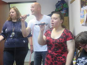 Pokaż zdjęcie: uczestnicy stowarzyszenia Studio Integracji na próbach - przygotowania do koncertu