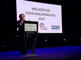 Pokaż zdjęcie: Wystąpienie Minister Rozwoju Jadwigi Emilewicz podczas gali podsumowującej Konkurs „Barwy Wolontariatu 2019”