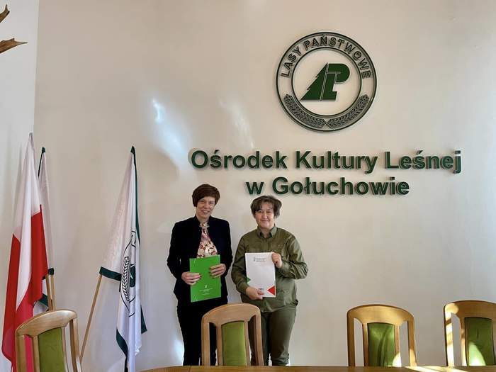 Pokaż zdjęcie: Anna Skupień, dyrektor Oddziału Wielkopolskiego PFRON oraz Ewa Jedlikowska, dyrektor Ośrodka Kultury Leśnej w Gołuchowie po podpisaniu porozumienia o współpracy