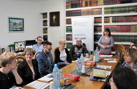 Pokaż zdjęcie: Uczestnicy spotkania zebrani przy stole