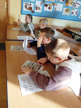 Pokaż zdjęcie: Uczniowie klasy pierwszej podczas lekcji języka migowego