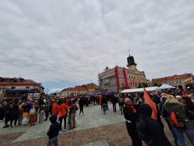 Jarosławki rynek, pochmurne niebo, licznie zebrani ludzie