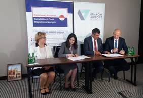 Pokaż zdjęcie: Od lewej: Marta Mordarska – Dyrektor Oddziału Małopolskiego PFRON, Dorota Habich - p.o. Prezesa Zarządu PFRON, Radosław  Włoszek – Prezes Zarządu Spółki Międzynarodowy Port Lotniczy, Mariusz Saługa - Członek Zarządu Spółki 
