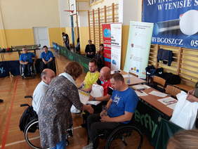 Pokaż zdjęcie: Dyrektor Oddziału Kujawsko-Pomorskiego PFRON Pani Aleksandra Gierej wręcza dyplomy oraz puchary dla najlepszych w grupie startowej na wózkach inwalidzkich