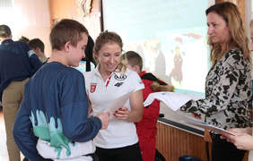 Pokaż zdjęcie: Wręcznie dyplomów za udział w konkursie plastycznym zorganizowanym przez naszą medalistkę