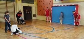 Pokaż zdjęcie: Krakowscy piłkarze z klubu Tyniecka Nie Widzę Przeszkód odwiedzili dzieci i młodzież w Szkole Podstawowej z Oddziałami Integracyjnymi nr 12 im. Janusza Korczaka w Krakowie