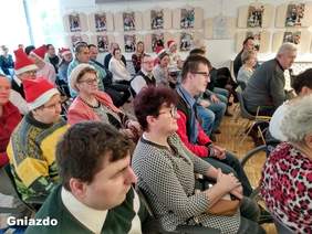 Pokaż zdjęcie: Uczestnicy wystawy "Świąteczny przyjaciel"