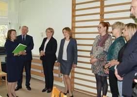 Pokaż zdjęcie: Umowy na realizację zadań zlecanych podpisywane przez Martę Mordarską, dyrektor Małopolskiego Oddziału PFRON  z przedstawicielami organizacji pozarządowych z terenu sądecczyzny.