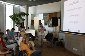 Pokaż zdjęcie: Targi Innowacji Społecznych – Agnieszka Wróblewska prezentuje projekt „Mistrzowie są wśród nas”