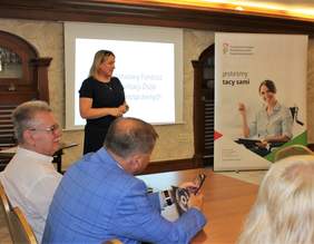 Pokaż zdjęcie: Iwona Osmałek pracownik merytoryczny Oddziału Lubelskiego PFRON omawia plan dwudniowego szkolenia