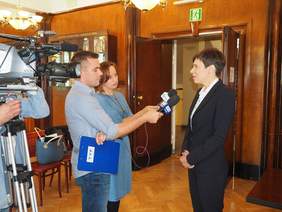 Pokaż zdjęcie: Anna Skupień, dyrektor Oddziału Wielkopolskiego PFRON w wywiadzie dla TVP 3 Poznań oraz Radia Poznań