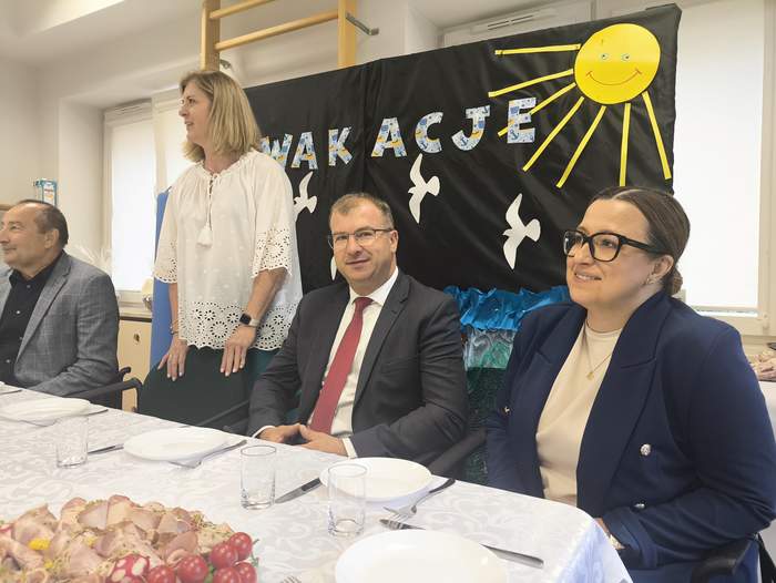 Pokaż zdjęcie: Zdjęcie czterech osób siedzących przy stole.