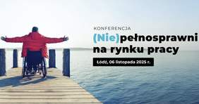 Pokaż zdjęcie: Zdjęcie jest grafiką informującą o konferencji. Po lewej stronie znajduje się człowiek siedzący na wózku inwalidzkim. Jest on na molo, a w tle widać spokojne może. Po prawej stronie zamieszczona jest nazwa konferencji. 
